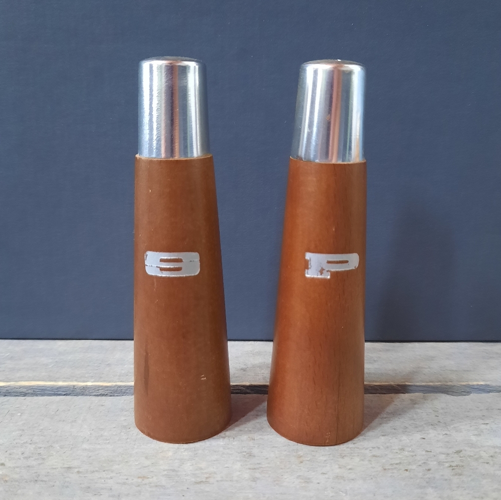 Vintage Wood Silvertone Caps Danish Style Graduated Salt & Pepper Shakers